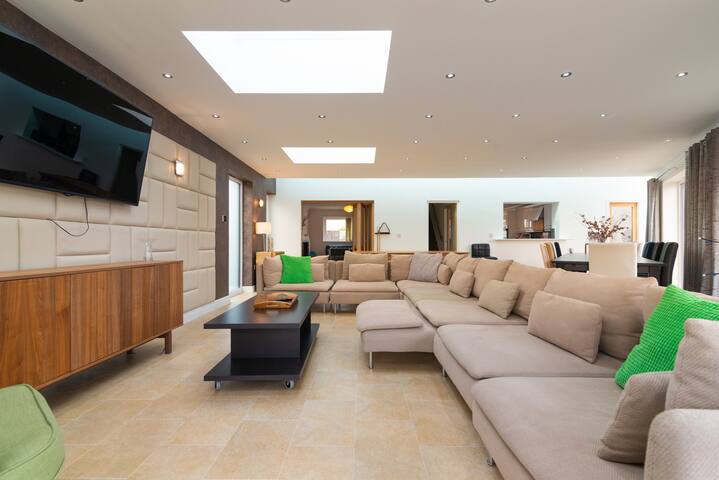 5⭐ Lakeside Family Home, near M60 and Station gallery image 3