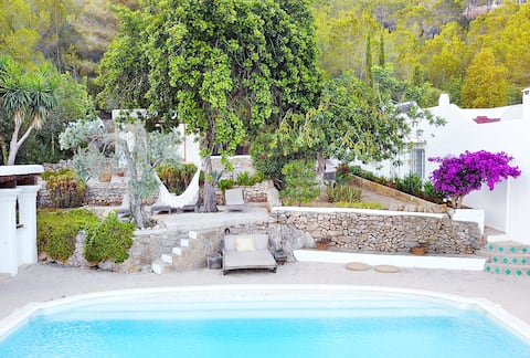 LOOK NO FURTHER! Gorgeous old finca with sea view!