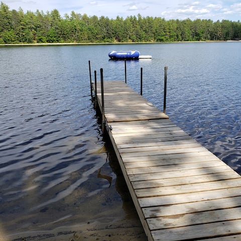 Lakefront. Fire pit. Game Room. Ski nearby