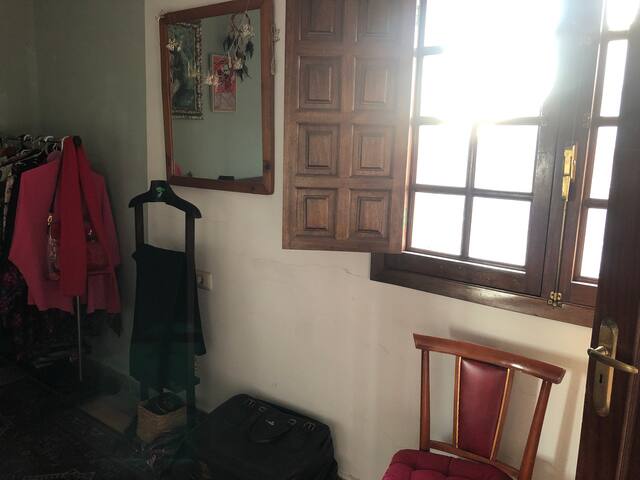 Habitación con mucha luz y acceso a terraza