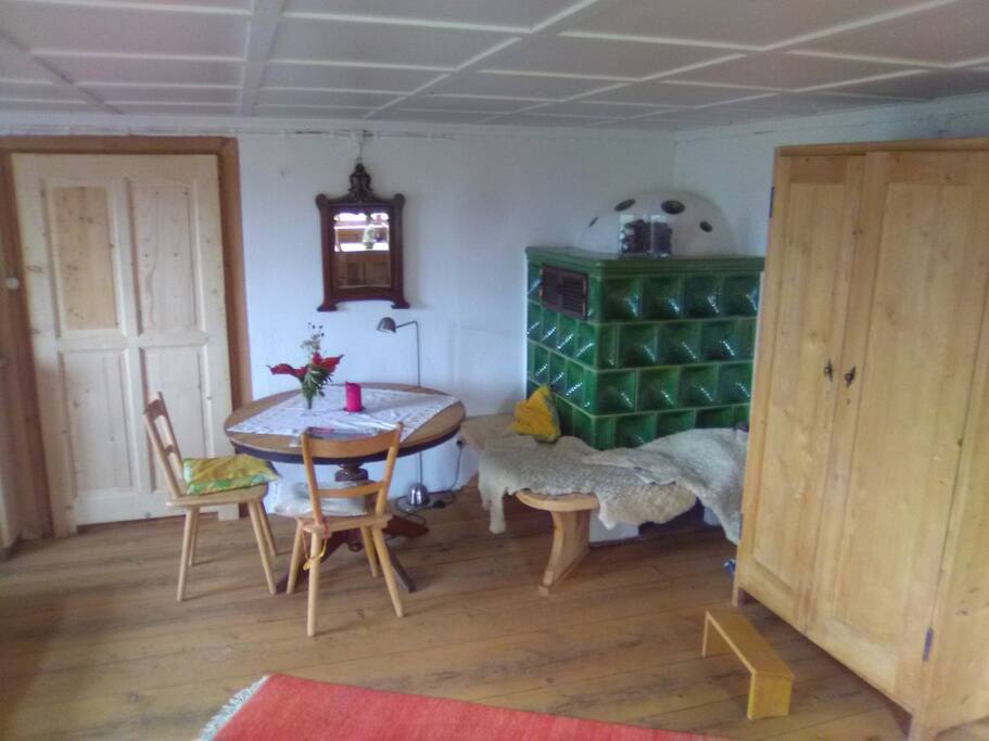 Den kuscheligen Kachelofen in der alten Stube beheizen Sie selbst wie in alten Zeiten mit Holz. Fernseher und Zentralheizung gibts nicht, aber WLAN und reichlich Brennholz.