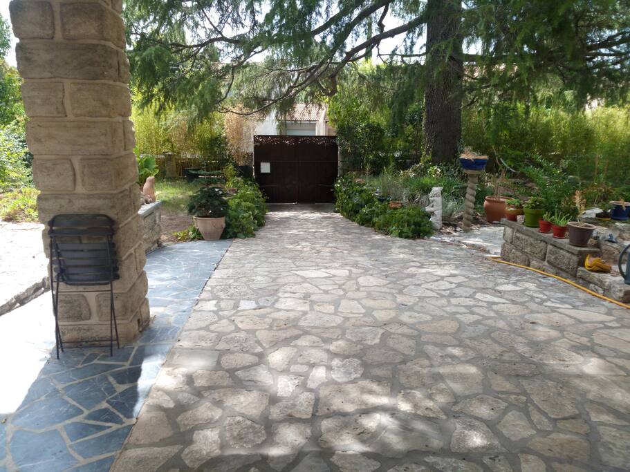 On peux se garer à l'intérieur.