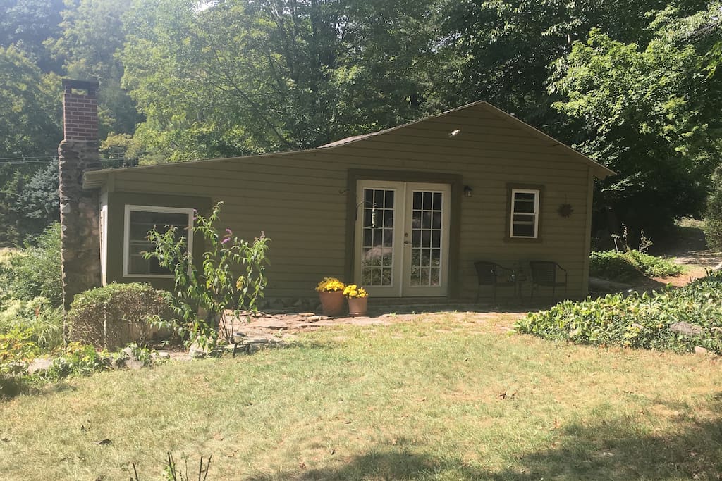 Quiet writers cottage... on a woodsy acre