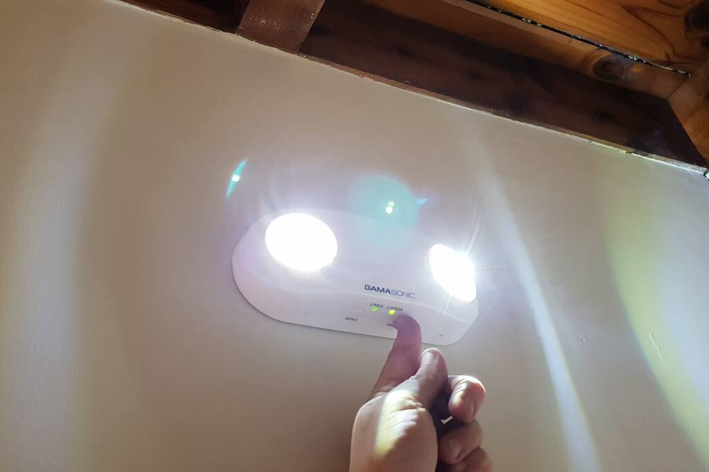 Luces de emergencia y llaves en los pasillos con cámaras monitoriadas las 24 hs. Muy seguro y acogedor