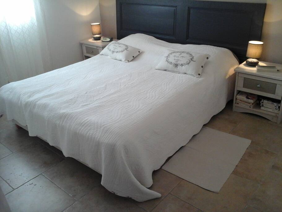 1ère chambre très agréable, à l'étage, avec un grand lit double