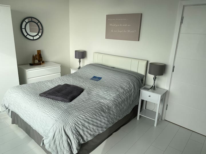 主双人卧，从床上可俯瞰迷人的全景海景。 