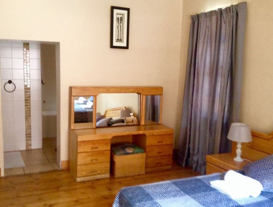 Cozy en suite bedroom for 2.