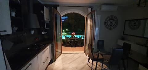 Airbnb con migliori performance: Apartment with balcony, swimming pool and park a Peschiera Del Garda