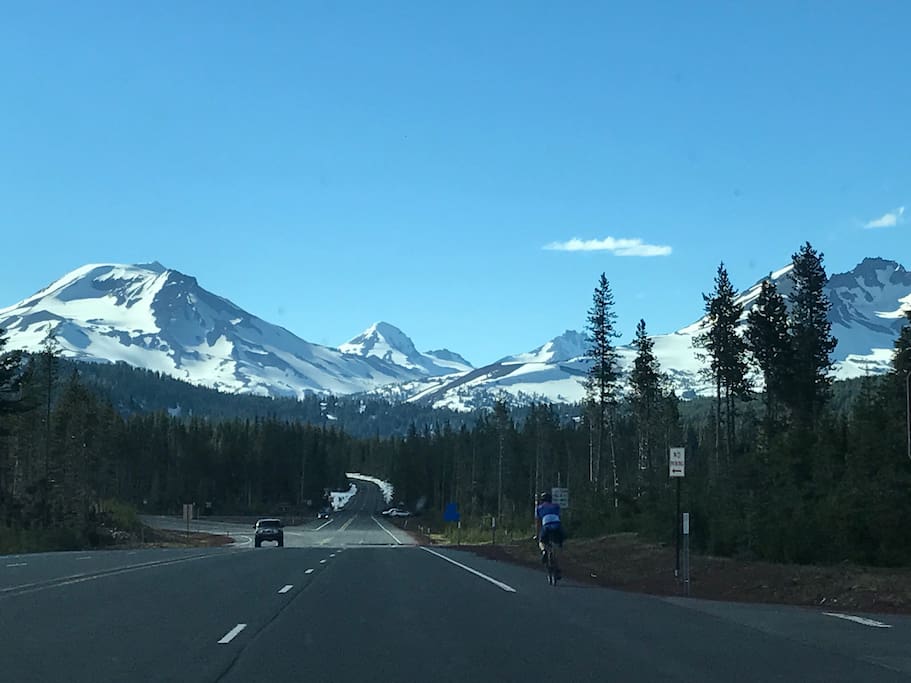 Fantastic mountain views along the Cascade Lakes highway