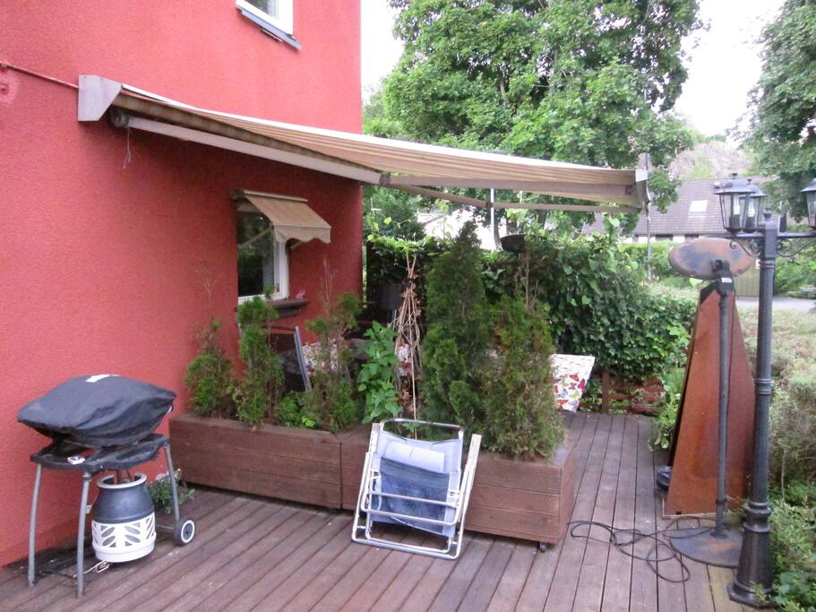 Stort trädäck med sjuutsikt. Gaslogrill. Tak för regninga eller blåsiga dagar