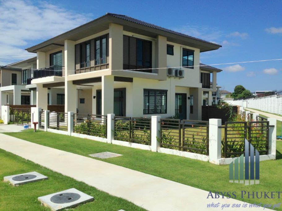 House is corner unit so more privacy, bigger land and better view.