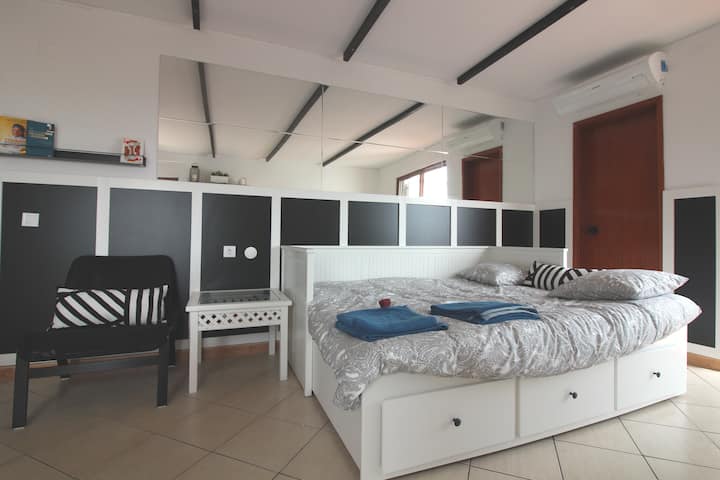 Dnevni boravak s kaučem za jednu osobu koji se otvara i može biti bračni krevet...