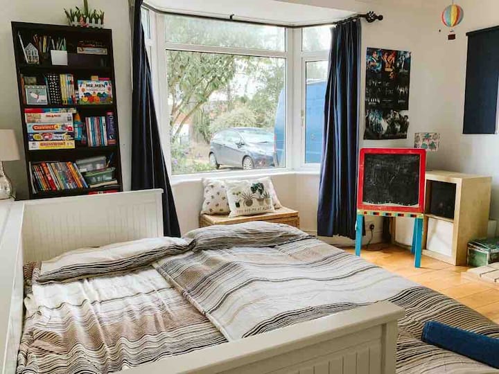 Soba za igru u prizemlju s bračnim krevetom (širine 180 - 200 cm