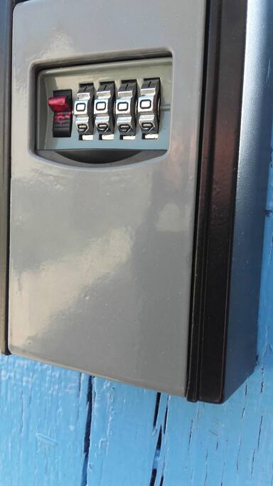 Boite à cle avec code, bien appuyer sur le bouton rouge