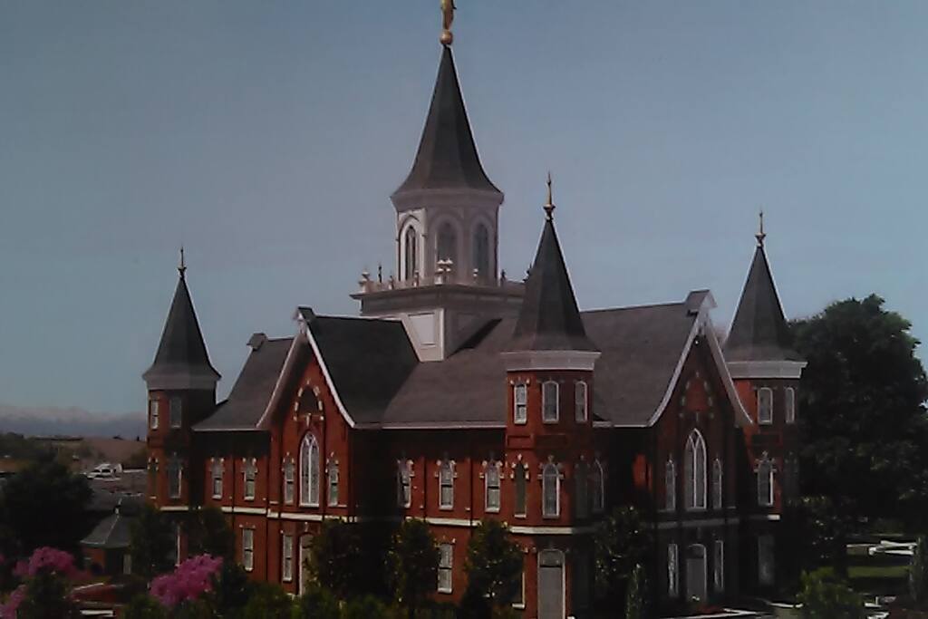 Provo Temple 4 Blocks away.