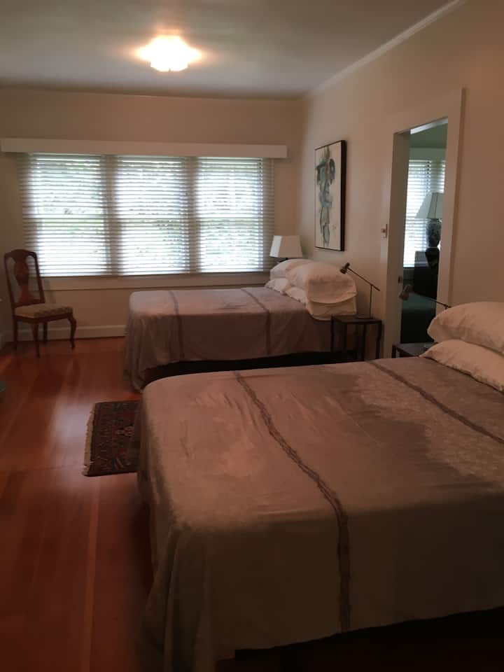 Chumba kikubwa chenye vitanda viwili vya Queen