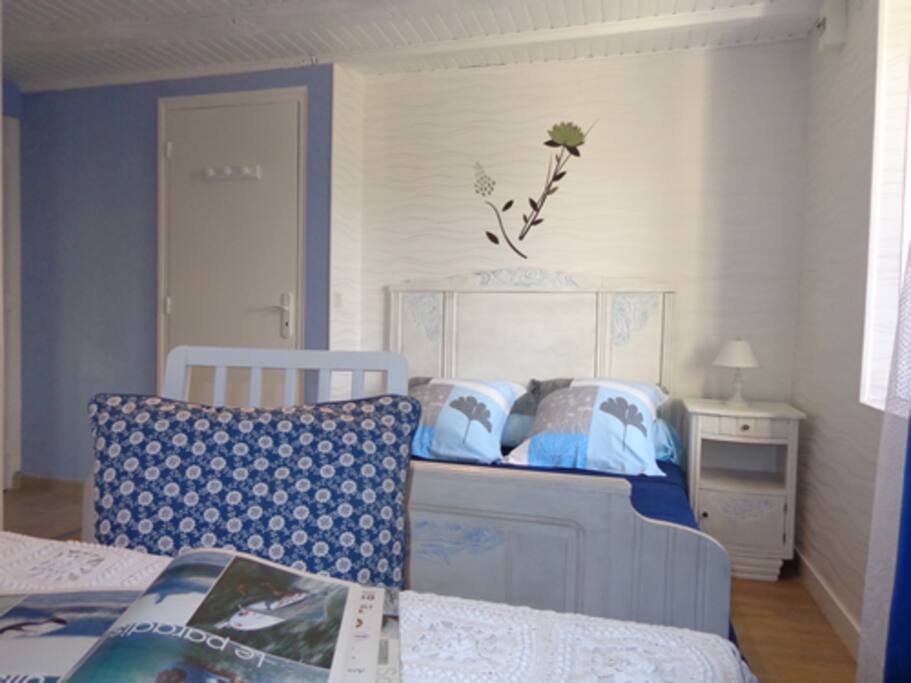 chambre 2 personnes au rez de chaussé avec salle de bains privative