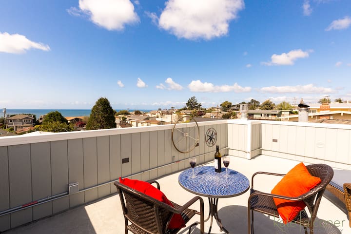 Remodeled Beach House w/Roof Top & Deck Ocean View