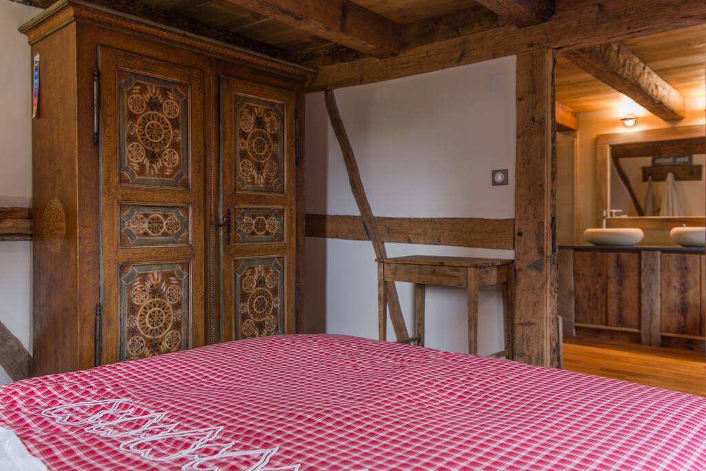 Vue vers la salle de bains depuis la chambre