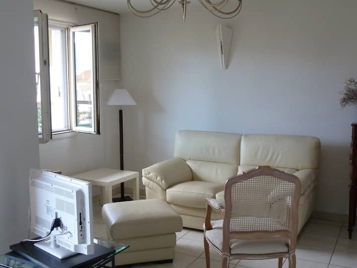 Nice T2 in secure residence with elevator. Apartments for Rent in