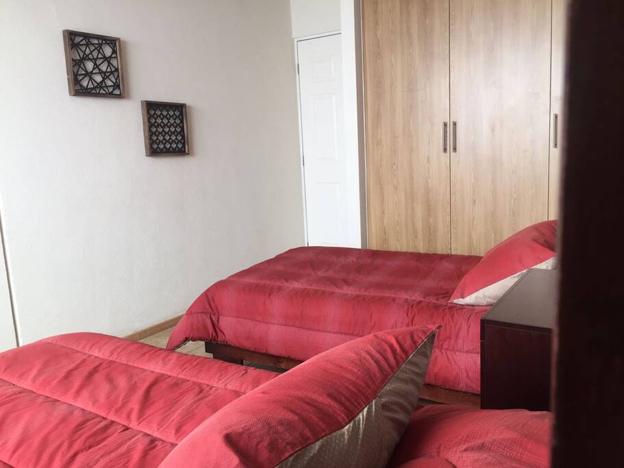 2do cuarto dos camas con área de closet