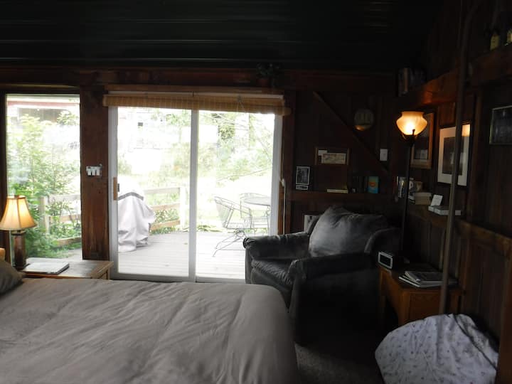 النظر عبر السرير إلى سطح أكبر