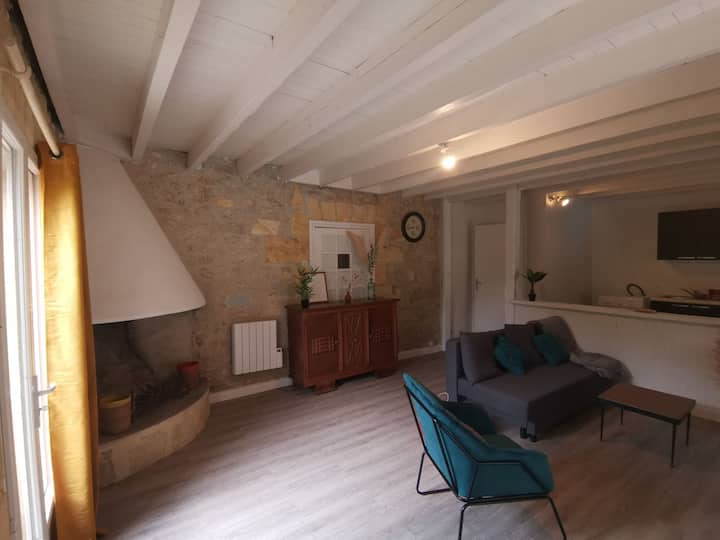 סלון פתוח למטבח וגישה ישירה למרפסת עם ספה נפתחת
להיות חלק מהסטודיו עם כניסה עצמאית. 