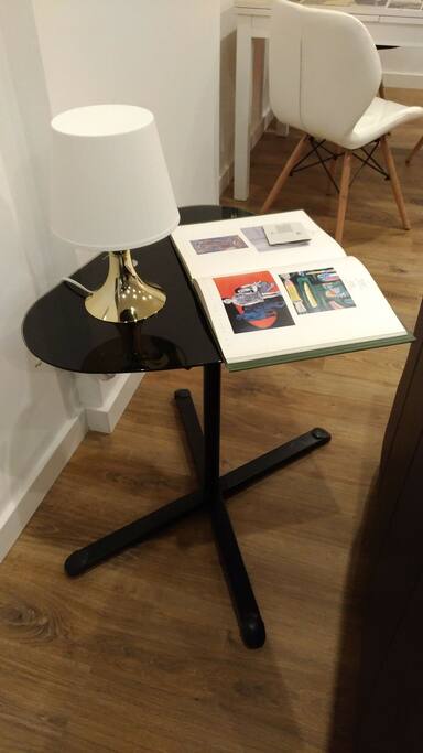 Mesa de apoio ao sofá