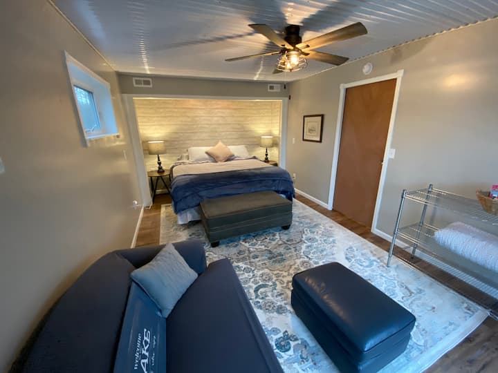 ห้องนอนใหญ่พร้อมเตียงคิงไซส์