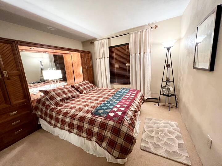 Chumba cha kulala cha 3 cha ghorofa ya juu. Kitanda cha ukubwa wa malkia. 