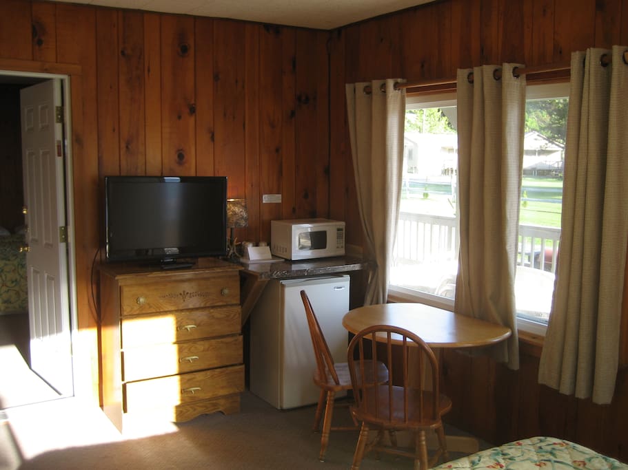 Lake George-Adirondack Beach Room w/ Views
