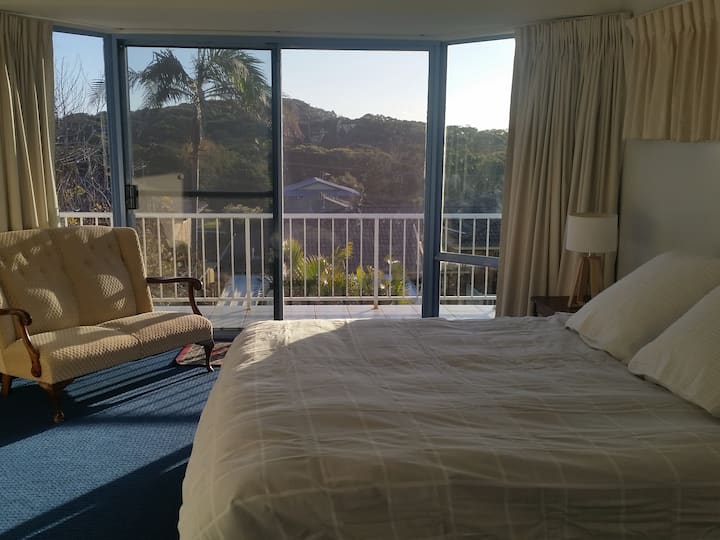 Camera da letto principale con lussuoso letto king size con balcone privato e bagno privato.