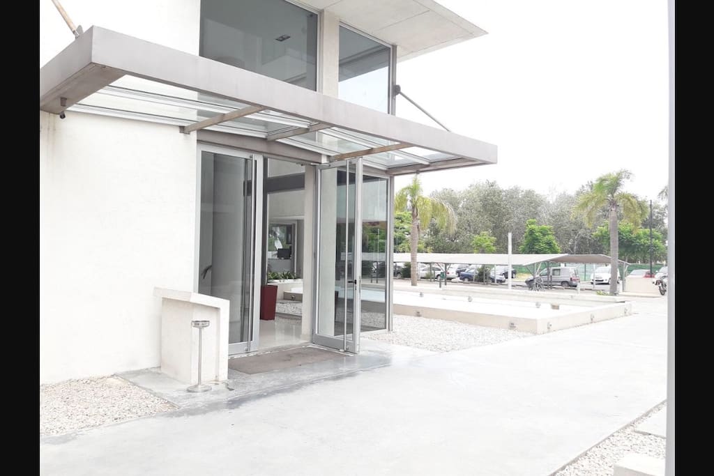 Vista de Puerta de acceso Principal. View of the front door.
