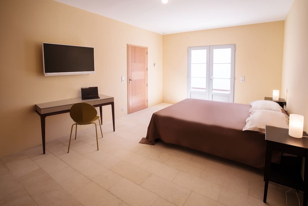 Chambre paille avec TV composée d'un lit de 160X200 ou de 2 lits 80X200 à choisir
