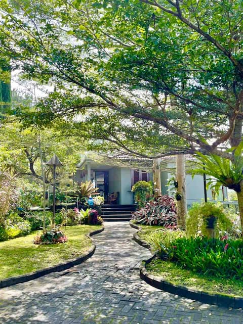 MW100 Luxury Villa in Mekarwangi