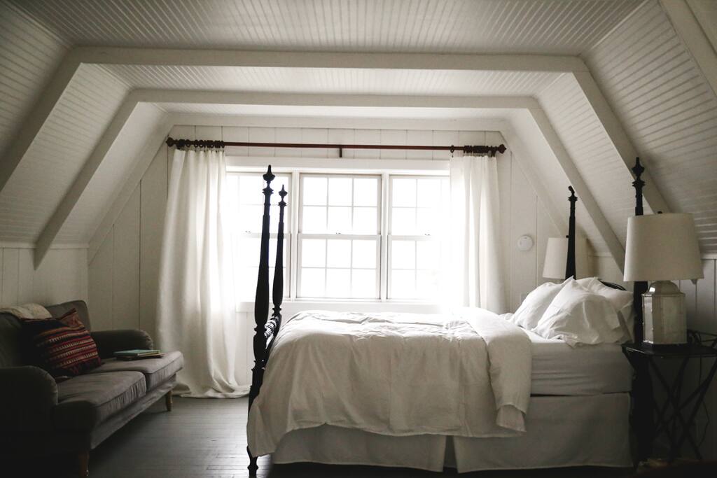Queen bed and sofa. Photo credit: christiannkoepke.com