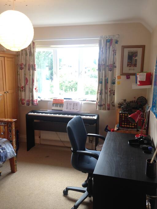 Bedroom with single bed