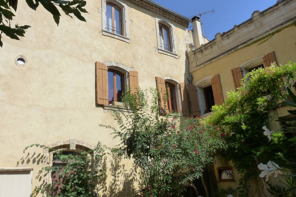 Les 2 fenêtre du 2ème étage sont celle de la chambre