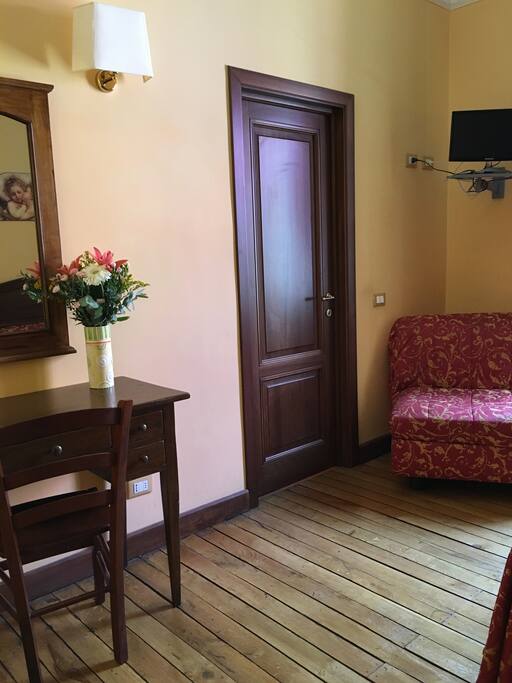 Divano Letto opzionale, Scrivania, Porta Bagno Privato