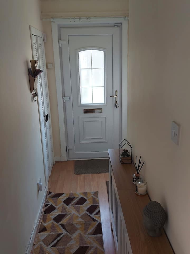 Well Maintained Cozy 2 Bedroom Lower Cottage
Main Door Entrance Situated 10 Mins Drive From Sec (Cop 26). Available From 28th October To 15th November. Beds 4. - Paisley