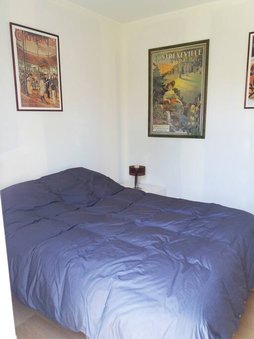chambre individuelle avec lit double avec accès direct au jardin.
