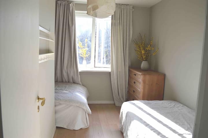 חדר השינה השני כולל שתי מיטות. אחד מהם הוא מיטה אחת וחצי ברוחב 120 ס"מ. אז כאן כולכם יכולים לישון שניים.