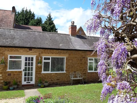Cosy quiet cottage - parking, wi-fi, full kitchen