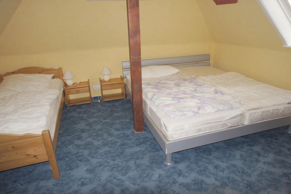 Schlafraum mit Doppelbett + Einzelbett