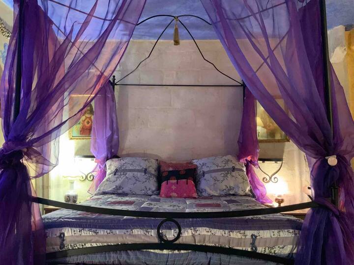 החדר עם מיטת קווין סייז עם ארבעה פוסטר ומזרן לטקס טבעי עם כיסוי למזרן זיכרון לשינה נוחה ורגועה!