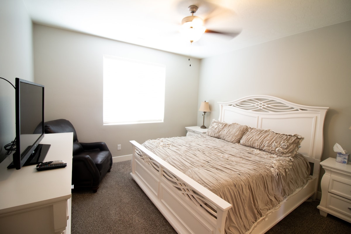 这是主楼层的主卧室。