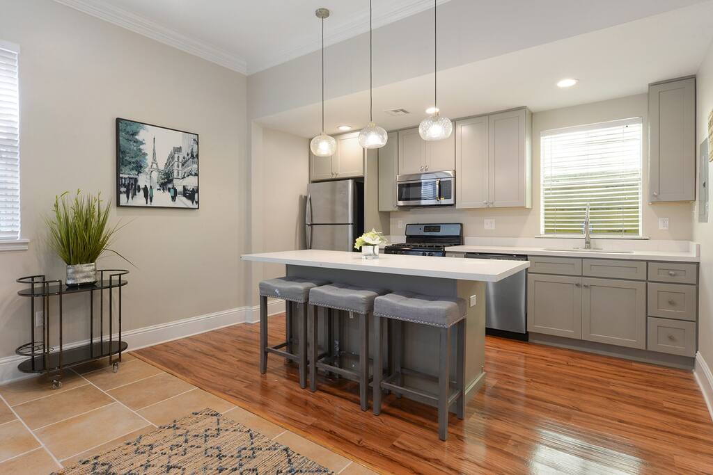 spacious kitchen/bar