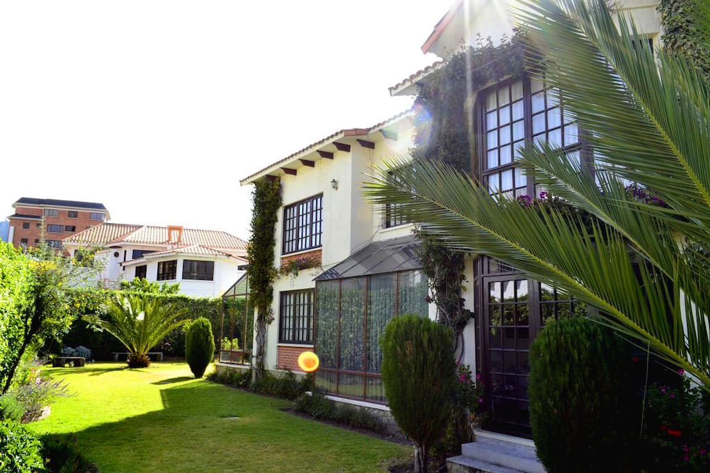 Part of the garden and the house/parte del jardín y la casa.