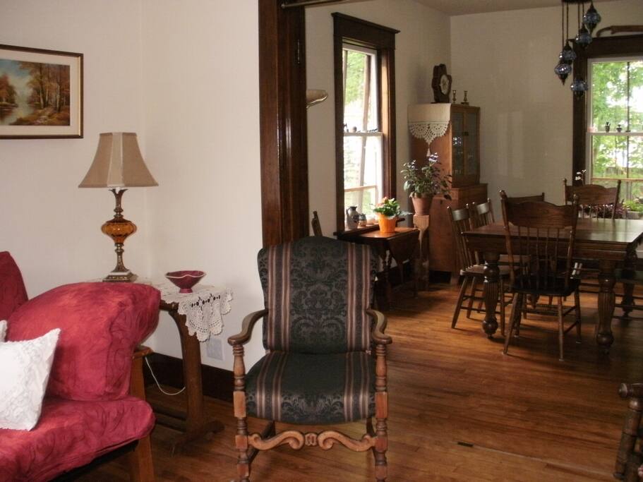 common living room and breakfast dining area
