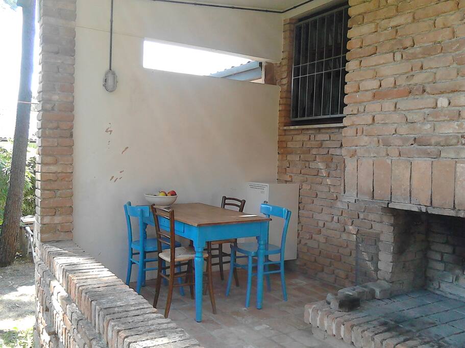 la terrazza con il caminetto